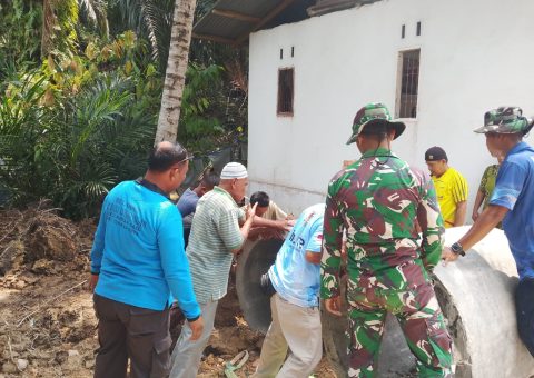 Foto ist Babinsa Tenayan Raya Monitor