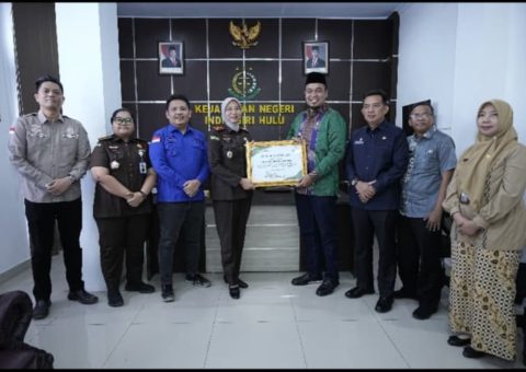 Prosesi penyerahan penghargaan Bupati kepada Kejari Inhu