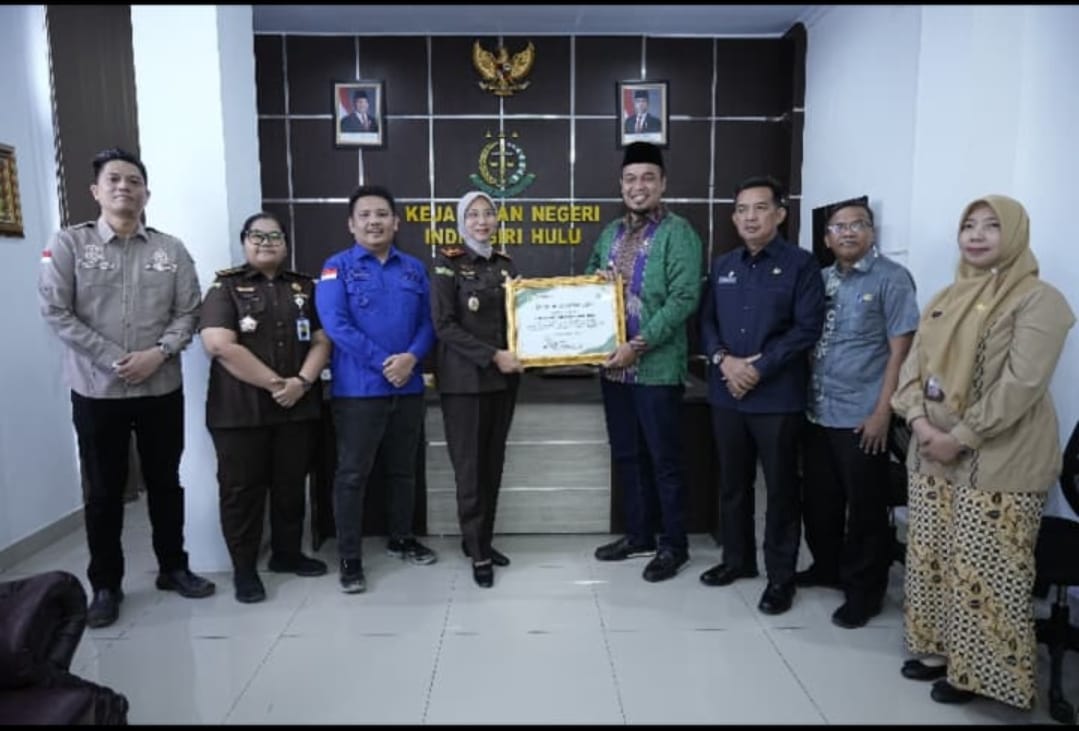 Prosesi penyerahan penghargaan Bupati kepada Kejari Inhu