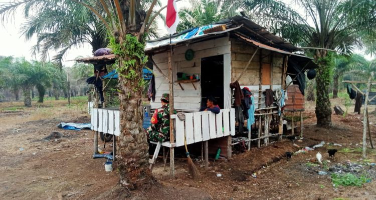 Foto Babinsa TT Giat Karhutla Koramil 07 Tenayan Raya