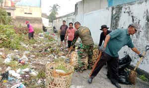 Babinsa, LSP dan warga bersama membersihkan pembuangan sampah liat di Jalan Anggrek